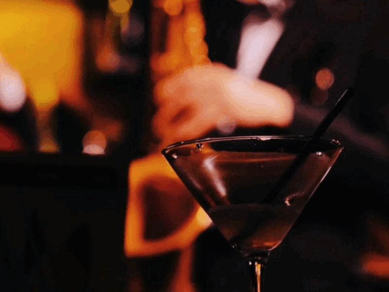 Night vibes with cocktails and jazz band