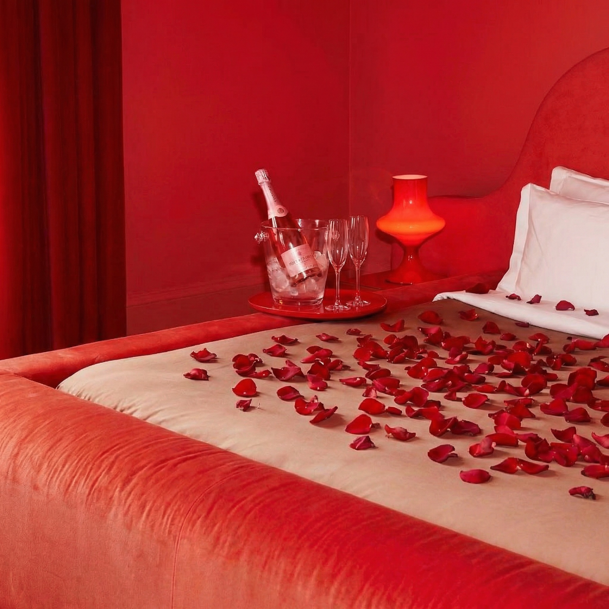 Sisters Janssen Suite with rose paddles and rose champagne on the bed